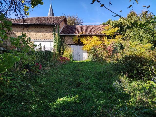 House&nbsp;for sale&nbsp;VAYRES 87600 Haute-Vienne Limousin France: Stone village house of 1880 with possibilities. Atypical village house with a lot of history of 150m2.<br />
<br />
It offers on the first floor a very bright living room (large double glazed windows), a kitche...