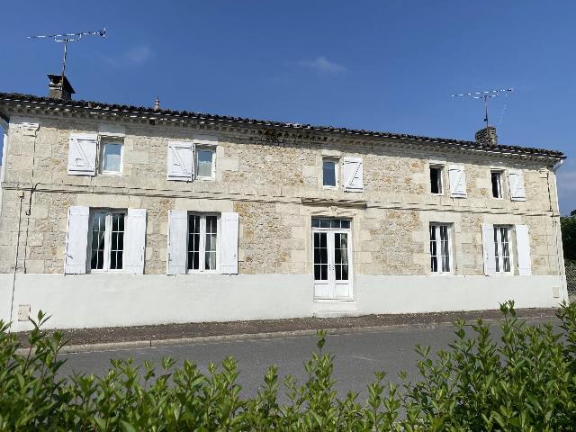 Maison &agrave; vendre &agrave;&nbsp;BEDENAC 17210 Charente-Maritime Poitou-Charentes France: Maison de village avec annexe. Une belle maison de village avec petit jardin à 45 minutes de Bordeaux. Elle vous offre une entrée, un salon, une cuisine∕salle à manger, une buanderie et un bureau...