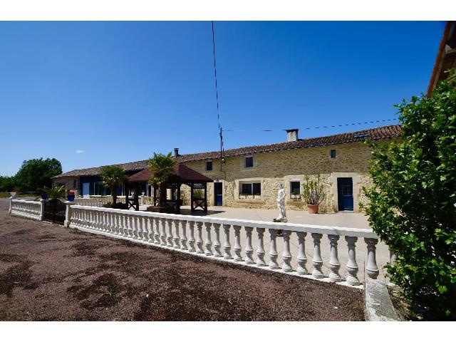 Haus&nbsp;zu verkaufen in&nbsp;VILLEFAGNAN 16240 Charente Frankreich. Haus mit einem Grundstück von 73138 qm und einem Schwimmbad. Anordnung: 11 Räume, 7 Schlafzimmer, 4 Badezimmer und eine Wohnfläche von 482 qm. Heizung auf Heizöl....