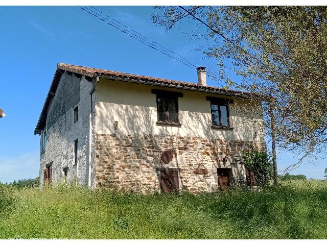 Maison &agrave; vendre &agrave;&nbsp;DOURNAZAC 87230 Haute-Vienne Limousin France: Deux maisons sur 9 hectares. Deux maisons indépendantes avec 9 hectares de terrain situées dans un petit hameau (route sans issue) en Haute Vienne, à pied d'un petit village avec commerces de base....