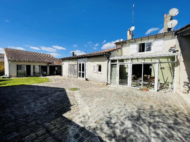 Maison &agrave; vendre &agrave;&nbsp;BARBEZIEUX-SAINT-HILAIRE 16300 Charente Poitou-Charentes France: Ensemble immobilier dans le coeur de la ville. Situé dans le cœur historique de la ville, cet ensemble<br />
immobilier à rafraîchir vous offrira de multiples possibilités d'aménagement et d'agrandis...