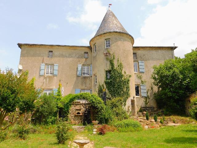 Huis te koop in NONTRON 24300 Dordogne Aquitaine Frankrijk: Woonhuis met een terrein van 4468 m2. Indeling: 8 vertrekken, 5 slaapkamers, 3 badkamers en een woonoppervlakte van 338 m2. Verwarming op hout....