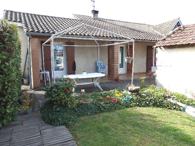 Maison &agrave; vendre &agrave;&nbsp;MARMANDE 47200 Lot-et-Garonne Aquitaine France: Maison de plain-pied, 2 chambres, sur terrain de 3936m² à Marmande. Jolie maison de plain-pied située en zone UC, à environ 5 minutes du centre de Marmande.<br />
<br />
La maison comprend une cuisine, un s...