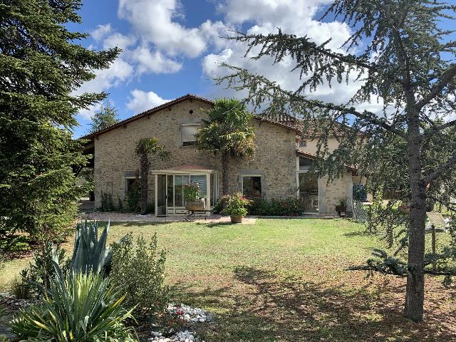 Gites-Chambres-d-hotes te koop in&nbsp;LE FLEIX 24130 Dordogne Aquitaine Frankrijk: Gerenoveerde woonboerderij met aparte gîtes. We hebben een grote gerenoveerde boerderij te koop, met een ingerichte keuken die leidt naar een lichte woon/eetkamer met open haard. Er zijn twee sets sc...