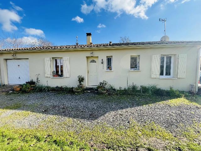 Huis te koop in&nbsp;LIGNIÈRES-SONNEVILLE 16130 Charente Poitou-Charentes Frankrijk: Woonhuis met een terrein van 5061 m2. Indeling: 5 vertrekken, 2 slaapkamers, 1 badkamer en een woonoppervlakte van 94 m2. Elektrische verwarming....