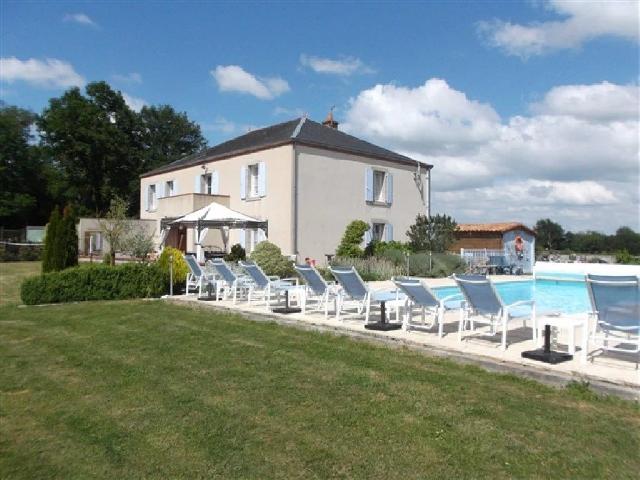 Maison à vendre à FAYE-L’ABBESSE 79350 Deux-Sèvres Poitou-Charentes France: Très belle maison avec appartement en rez de chaussée. Une très belle maison avec un appartement située proche d'un bourg avec commerces 10 minutes de Bressuire une ville avec tous commerces, et n...