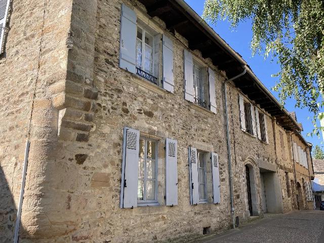 Haus zu verkaufen in NAJAC 12270 Aveyron Frankreich. Haus mit einem Grundstück von 296 qm. Anordnung: 20 Räume, 4 Schlafzimmer, 4 Badezimmer und eine Wohnfläche von 310 qm. Heizung auf Heizöl....