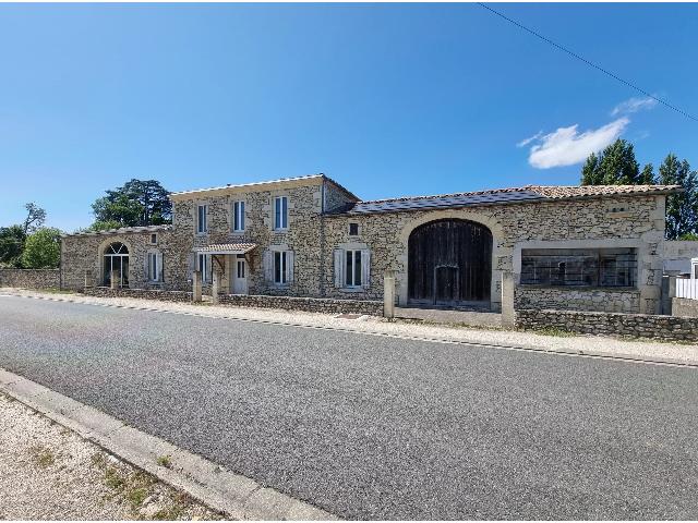 Maison à vendre à SAUVETERRE-DE-GUYENNE 33540 Gironde Aquitaine France: Spacieuse ferme offrant quatre chambres sur 8800m² de jardin. Bienvenue dans cette magnifique ferme, nichée au cœur d'un petit village, où le charme de l'ancien côtoie le luxe du moderne. Récemm...