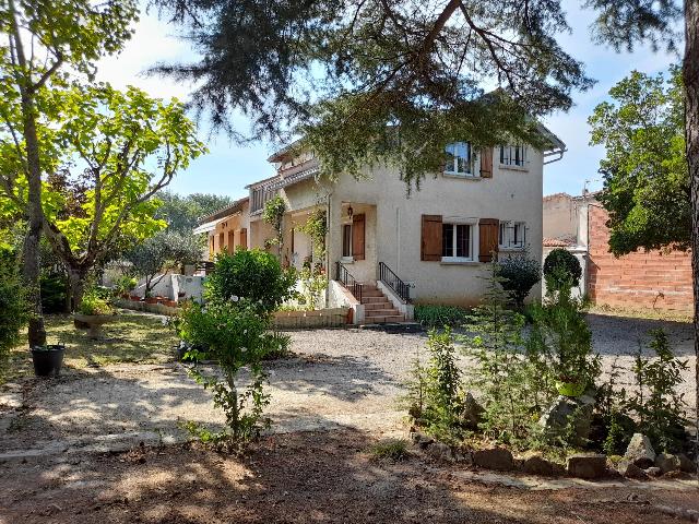 Maison &agrave; vendre &agrave;&nbsp;ESPÉRAZA 11260 Aude Languedoc Roussillon France: Belle villa avec grand jardin à proximité des commodités. Cette villa d'environ 180 m2 habitable dispose d'un grand jardin arboré de 1740 m2, plus un autre terrain attenant de 462 m2.<br />
<br />
La pièce...