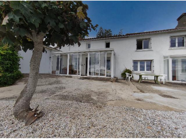 Huis te koop in MONTOURNAIS 85700 Vendée Pays de la Loire France: Huis, 3 slaapkamers, prachtig uitzicht. Een mooi halfvrijstaand landhuis biedt 142 m² woonoppervlak op een perceel van 488 m² met een prachtig uitzicht over het omliggende platteland.<br />
<br />
De woning b...