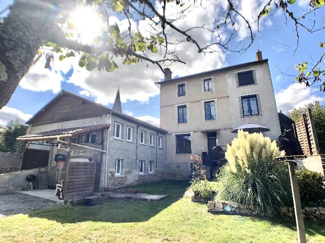 Huis te koop in LE DORAT 87210 Haute-Vienne Limousin Frankrijk: Ruime gezinswoning met moderne voorzieningen en kantoorruimte. In een mooi dorp biedt dit woonhuis de perfecte mix van comfort, gemak en veelzijdige woonruimtes. Dit pand is ideaal voor een groeiend g...