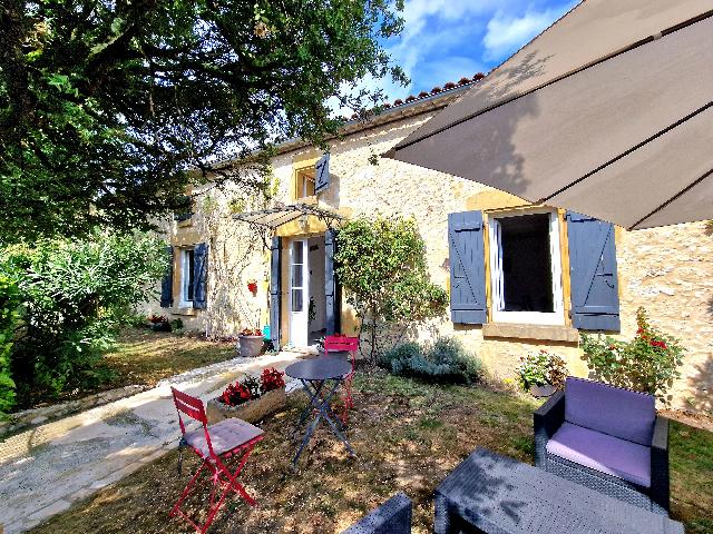 Maison à vendre à MONPAZIER 24540 Dordogne Aquitaine France: Maison de village en pierre avec 4 chambres et 2 salles de bains. Située dans un joli village près de la bastide populaire de Monpazier.<br />
 <br />
Cette jolie maison en pierre offre de grandes et volumine...