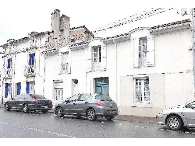 House&nbsp;for sale&nbsp;RIBÉRAC 24600 Dordogne Aquitaine France: Pretty 4 bedroom town house with lovely view. This charming house in the centre of town comprises on the ground floor: an entrance hall with beautiful old tiles, a beautiful staircase, kitchen, dining...