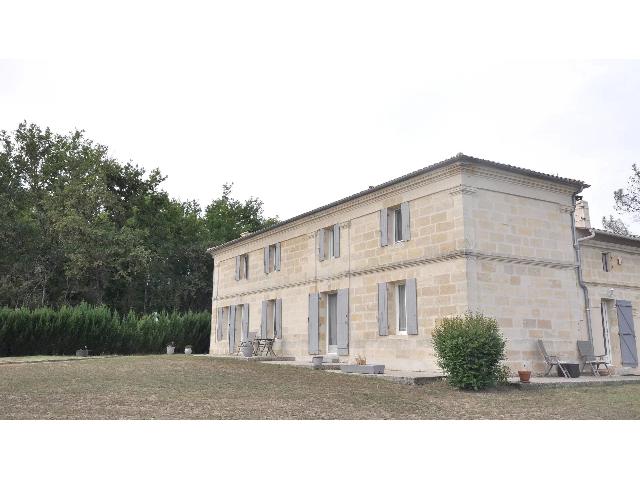 House for sale LE FIEU 33230 Gironde Aquitaine France: Stone property of 230 m² - wooded park of 2.10 ha. This period stone property is set in peaceful countryside 20 km from the Saint Emilion vineyards. Its 2.1 ha of grounds are very well maintained, wi...