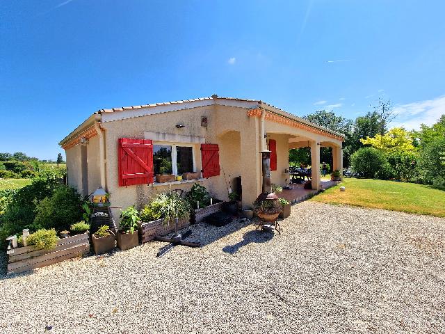 Haus zu verkaufen in CAHUZAC 47330 Lot-et-Garonne Frankreich. Freistehendes, modernes Haus mit 4 Doppelzimmern. EXKLUSIV BEI BEAUX VILLAGES! Dieses wunderschön gestaltete, helle und moderne Haus liegt am Rande eines hübschen Dorfes, nur wenige Gehminuten vom D...
