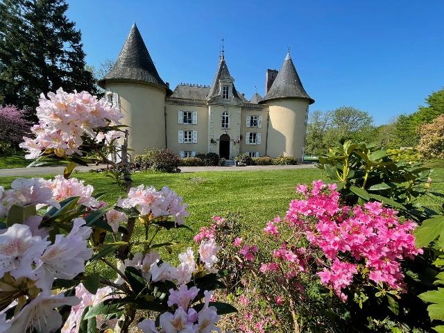 Gites-Chambres-d-hotes te koop in&nbsp;SAINT-HILAIRE-BONNEVAL 87260 Haute-Vienne Limousin Frankrijk: Spectaculair kasteel met tuinen, zwembad, spa en tennisbaan. Dit elegant gerenoveerde kasteel dateert uit het begin van de 18e eeuw en ligt op een prachtig, gedeeltelijk bebost terrein dat een genot i...