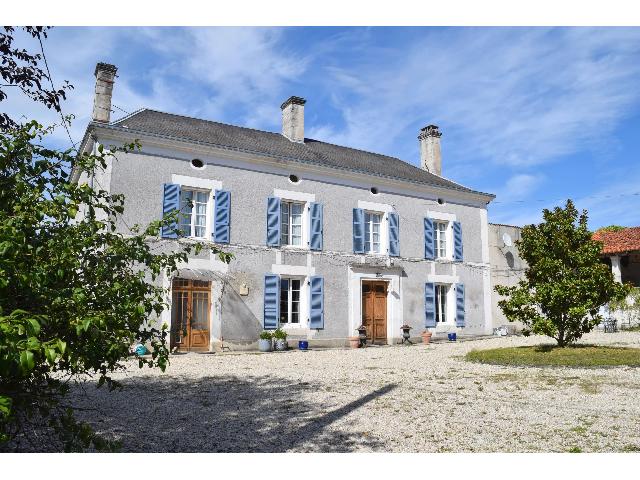 Huis te koop in VERTEILLAC 24320 Dordogne Aquitaine Frankrijk: Historisch huis met 4 slaapkamers, grote garage/werkplaats, 1,9 ha grond. U bereikt dit mooie historische huis via een onverharde oprit die langs de uitgebreide garage/opslagfaciliteiten loopt en naar...