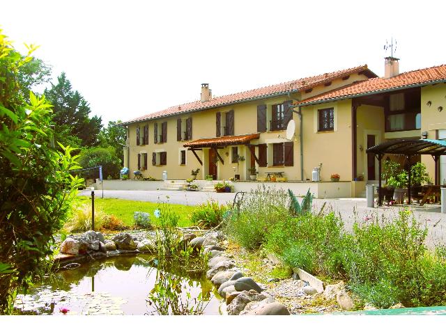 Gîtes/Chambres d'hôtes te koop in&nbsp;RIEUX-VOLVESTRE 31310 Haute-Garonne Midi-Pyrénées France: Een spectaculair uitzicht op de Pyreneeën, een prachtig landelijk toevluchtsoord. EXCLUSIEF BIJ BEAUX VILLAGES! Gelegen op 27 ha grond, met verreikende uitzichten op de Pyreneeën, is deze gerestaure...