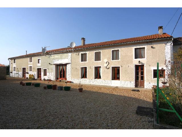 Gîtes-Chambres-d-hôtes &agrave; vendre &agrave;&nbsp;NÉRÉ 17510 Charente-Maritime Poitou-Charentes France: Grande maison rénovée avec deux masions d'amis. Cette propriété a été entièrement rénovée pour créer une maison spacieuse avec quatre chambres et deux gîtes attenants.<br />
<br />
Dans un hameau cal...