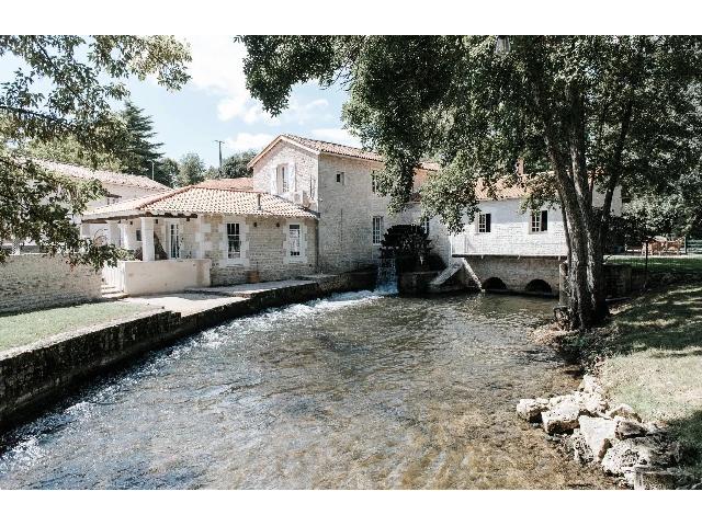 Gîtes-Chambres-d-hôtes &agrave; vendre &agrave;&nbsp;VERTEUIL-SUR-CHARENTE 16510 Charente Poitou-Charentes France: Luxueux complexe de moulins du XVe siècle dans un cadre idyllique. À proximité du village prospère de Verteuil-sur-Charente, ce magnifique complexe rural en bord de rivière, composé d'un moulin ...