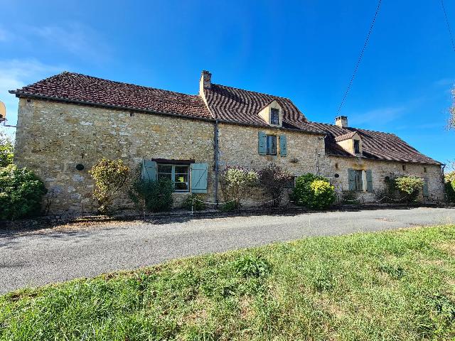 Gites-Chambres-d-hotes te koop in NADAILLAC-DE-ROUGE 46350 Lot Midi-Pyrénées Frankrijk: Groot karakteristiek huis met 5 slaapkamers en 5 gastenverblijven. Dit is de perfecte gelegenheid om je eigen stukje landleven te pakken met een grote, ruime woning, nog 2 prachtige gebouwen (1 gebouw...