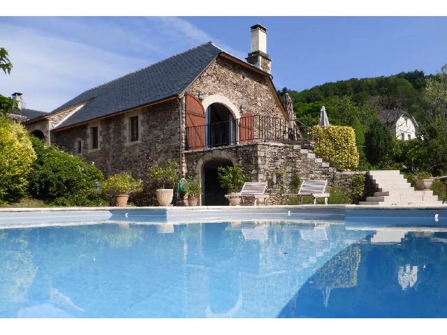 Haus&nbsp;zu verkaufen in&nbsp;LAVAL-DE-CÈRE 46130 Lot Frankreich. Duo charmanter Häuser im Dordogne-Tal, eine beeindruckende Scheunenrenovierung mit Gästehaus.<br />
<br />
Die restaurierte Scheune mit guten Proportionen, liebevoll fertiggestellt vor 20 Jahren, mit Steinmau...