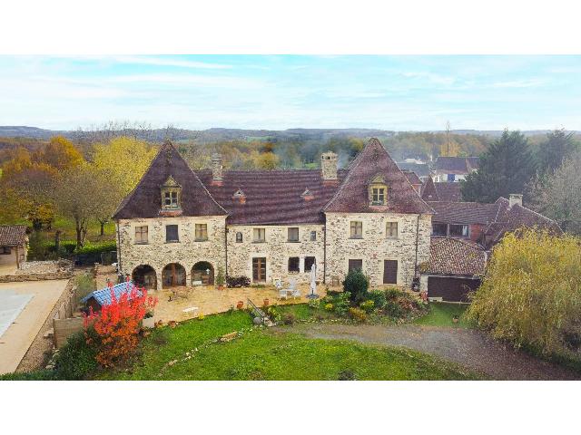 Huis te koop in&nbsp;HAUTEFORT 24390 Dordogne Aquitaine Frankrijk: Gerenoveerd herenhuis in de Perigourdine. EXCLUSIEF VOOR BEAUX VILLAGES! Een unieke renovatie waarbij gebruik is gemaakt van hoogwaardig vakmanschap om deze ruime gezinswoning met 9 slaapkamers te cre...