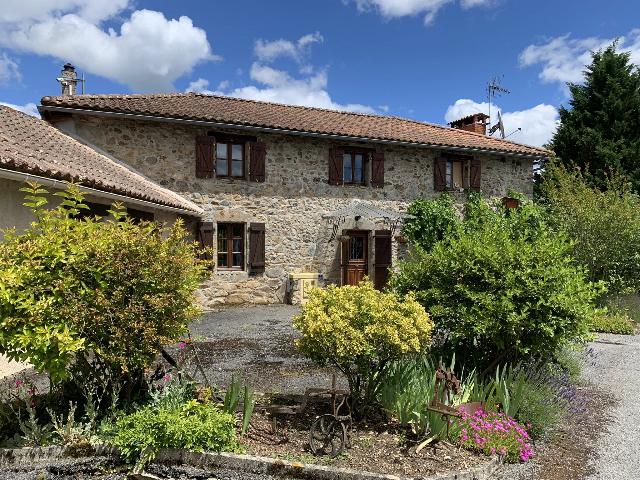 Haus&nbsp;zu verkaufen in&nbsp;MASSIGNAC 16310 Charente Frankreich. 2 fantastische Charakterimmobilien, Pool und atemberaubende Gärten. In einem kleinen Weiler mit nur wenigen Häusern liegen diese 2 individuellen, charaktervollen Anwesen mit 3 Schlafzimmern im Haupt...