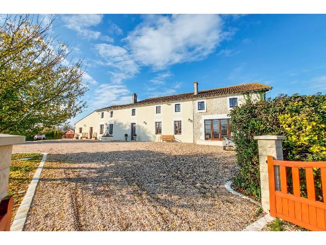 Maison &agrave; vendre &agrave;&nbsp;COGNAC 16100 Charente Poitou-Charentes France: Magnifique maison de 6 chambres à proche de Cognac. A quelques minutes en voiture de la ville historique de Cognac, cette très grande maison de campagne est située sur un terrain de plus de 4000m2 ...