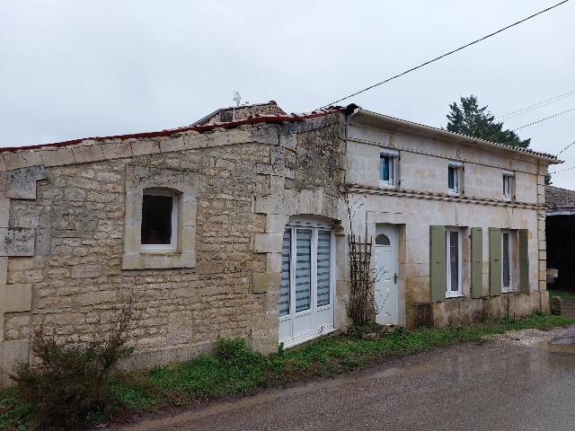 Huis te koop in&nbsp;JONZAC 17500 Charente-Maritime Poitou-Charentes Frankrijk: Prachtig gerenoveerd dorpshuis. Gerenoveerde Charentaise woning voorzien van een grote keuken met toegang tot de woonkamer met pelletkachel, slaapkamer, badkamer, apart toilet en wasruimte op de began...