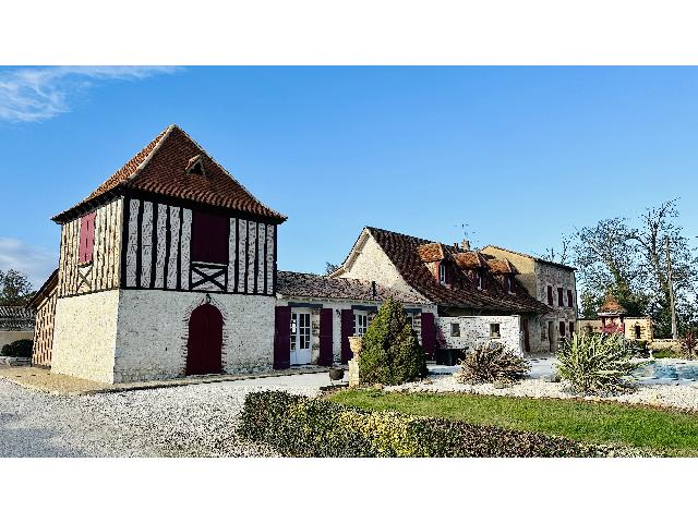 Gîtes-Chambres-d-hôtes &agrave; vendre &agrave;&nbsp;GARDONNE 24680 Dordogne Aquitaine France: Manoir unique datant du 18ème siècle avec annexe pour invités et 2 gîtes. Super opportunité de posséder un manoir bien entretenu avec une maison séparée pouvant également être utilisée comm...