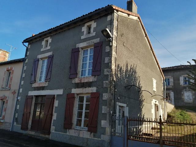 Huis te koop in&nbsp;SAINT-ROMAIN 86250 Vienne Poitou-Charentes Frankrijk: Dorpshuis om te renoveren. Dit huis, gelegen in het rustige dorpje Saint-Romain, op slechts 10 km van het marktstadje Civray, biedt ruime accommodatie.<br />
<br />
Op de begane grond hebben we een woonkamer, e...