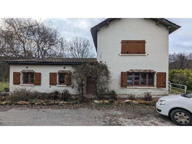 House for sale LAMOTHE-FÉNELON 46350 Lot Midi-Pyrénées France: Large house with 5 bedrooms and possible separate 2 bed apartment. Fantastic potential to have a large 5 bedroom home with a 2 bedroom apartment to finish (subject to necessary permissions)<br />
This spac...