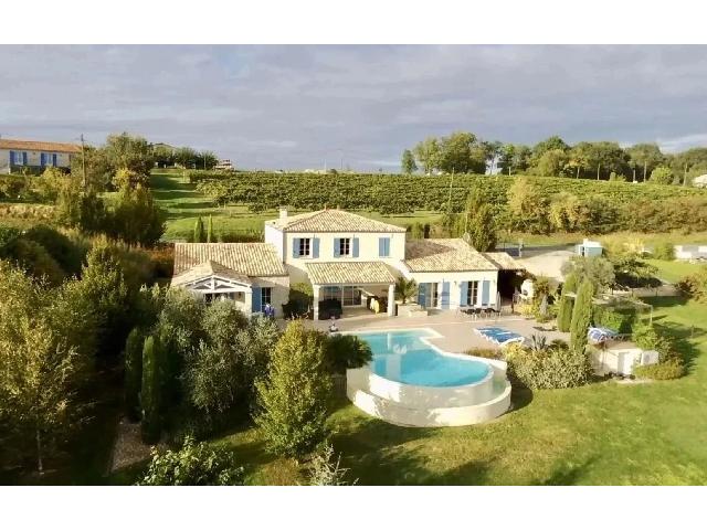 Huis te koop in JARNAC-CHAMPAGNE 17520 Charente-Maritime Poitou-Charentes Frankrijk: Prachtig huis met 7 slaapkamers, prachtig uitzicht en overloopzwembad! Prachtig recent gebouwd modern huis met een spectaculair vrij uitzicht over de lokale Cognac-wijngaarden vanuit bijna elke kamer,...