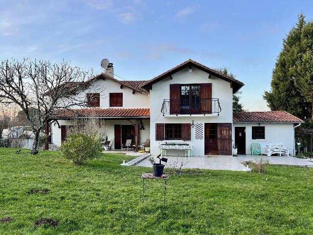 Huis te koop in&nbsp;ST AULAYE 24410 Dordogne Aquitaine Frankrijk: Vrijstaande woning met 6 slaapkamers gelegen aan de rand van een populair dorp. Deze zeer geliefde ruime vrijstaande woning met 6 slaapkamers en 3 badkamers is op zoek naar nieuwe eigenaren! Gelegen a...
