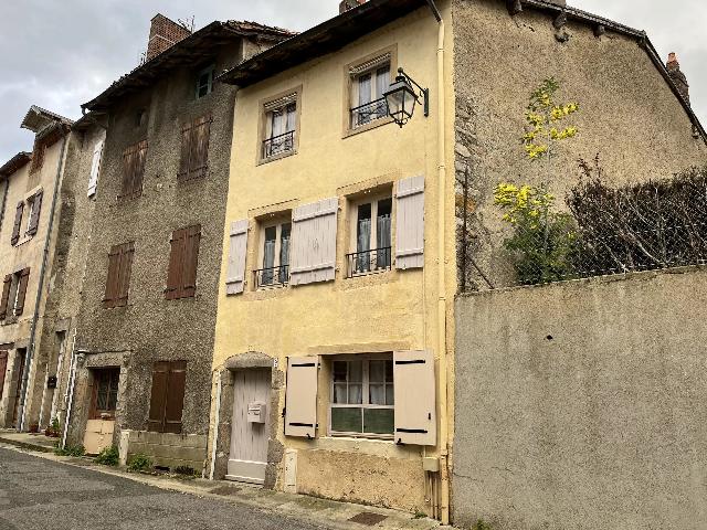 Huis te koop in&nbsp;BELLAC 87300 Haute-Vienne Limousin Frankrijk: Geweldige vastgoedbelegging. Eén gebouw met 2 afzonderlijke inkomende producerende appartementen.<br />
<br />
Studio met aparte doucheruimte en wc. Momenteel leeg.<br />
<br />
Appartement op de 2e verdieping: woonkame...