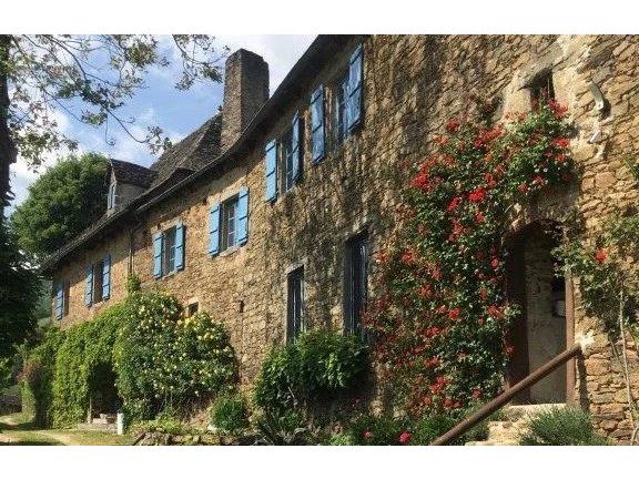 Gîtes/Chambres d'hôtes te koop in VIEILLEVIE 15120 Cantal Auvergne France: Indrukwekkende woning met 6 slaapkamers, zwembad, schuur en een spectaculair uitzicht. Rustig gelegen boven een van de mooiste delen van de rivier de Lot, biedt dit grote huis met 6 slaapkamers en 7 b...