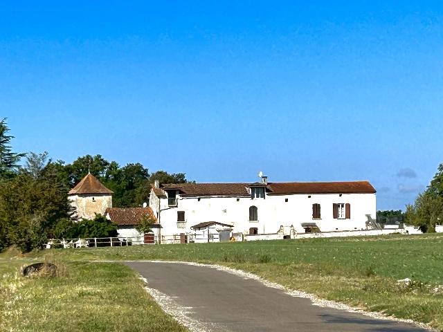 Huis te koop in&nbsp;VILLEBOIS-LAVALETTE 16320 Charente Poitou-Charentes Frankrijk: Stenen boerderijcomplex uit de 16e eeuw. Met genoegen presenteren wij dit prachtige pand uit de 16e eeuw, dat in verschillende boeken over de regio Charente is verschenen.<br />
<br />
Op enkele minuten afstand...