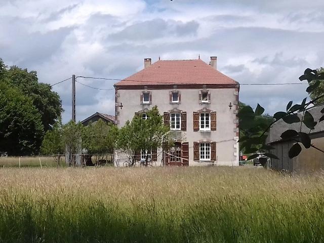 Pferde Objekt&nbsp;zu verkaufen in&nbsp;LE DORAT 87210 Haute-Vienne Frankreich. Maison de Maitre Reitsportgrundstück mit 5 Hektar. Große Maison de Maitre mit Reitanlagen ohne enge Nachbarn und 5 Hektar Land.<br />
<br />
Kürzlich renoviert mit einem oberirdischen Swimmingpool, 5 großen...