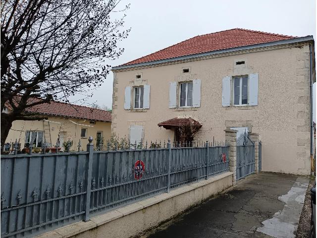 House&nbsp;for sale&nbsp;RIBÉRAC 24600 Dordogne Aquitaine France: Town house and independent studio. At the gates of Ribérac, come and discover this large house with its independent studio. Ideal for a family, with 5 bedrooms including 1 on the ground floor.<br />
A liv...