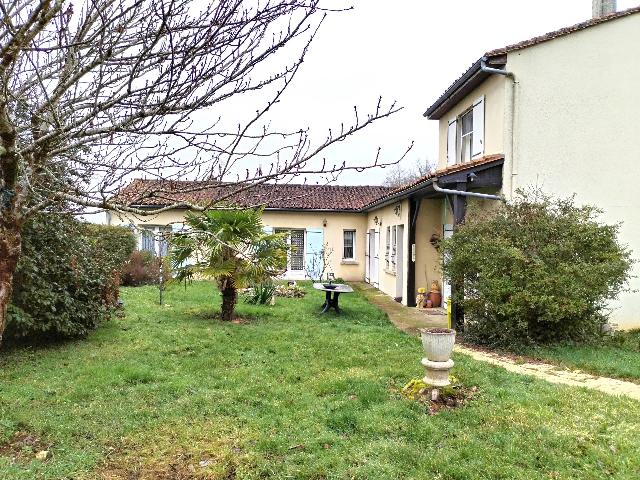 Huis te koop in&nbsp;AIGRE 16140 Charente Poitou-Charentes Frankrijk: Familiehuis aan de poorten van een klein stadje in de Charente. Bij de ingang van een charmant stadje in de Charente, is dit huis vol potentieel verdeeld in twee verschillende ruimtes die alleen nog m...