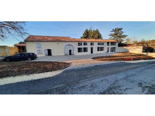 House&nbsp;for sale&nbsp;CONDÉON 16360 Charente Poitou-Charentes France: 10 Km South Barbezieux : fully renovated farmhouse. 10 Km South of Barbezieux: in a small hamlet in a quiet area, renovated farmhouse with 260 m² of living space and numerous adjoining outbuildings. ...