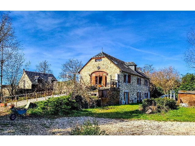 Maison &agrave; vendre &agrave;&nbsp;MORLHON-LE-HAUT 12200 Aveyron Midi-Pyrénées France: Corps de ferme rénové avec vues imprenables. Cette ferme rénovée, située à seulement 8 kilomètres de Villefranche de Rouergue, offre un mélange de vie traditionnelle et moderne sur un terrain ...