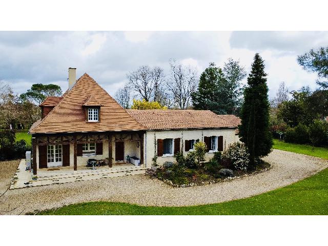Haus&nbsp;zu verkaufen in&nbsp;BERGERAC 24100 Dordogne Frankreich. Schöne Villa mit Tennisplatz und Pool, nur wenige Minuten von Bergerac entfernt. Wir freuen uns, Ihnen diese Villa mit eigenem Tennisplatz, Flusszugang und Swimmingpool, umgeben von einem Hektar Park...