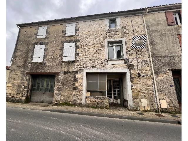 House&nbsp;for sale&nbsp;AIGRE 16140 Charente Poitou-Charentes France: 2 bedroom town house in the charming market town of Aigre, conveniently located with easy access to all necessary amenities.<br />
<br />
The ground floor of the house features a porch at the entrance, a living...