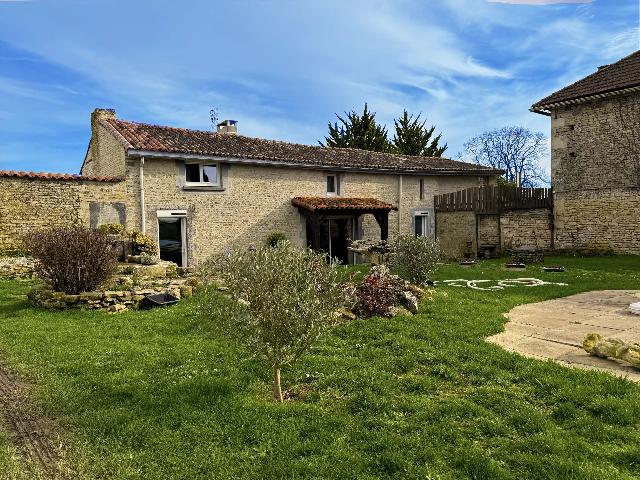 Haus&nbsp;zu verkaufen in&nbsp;VILLEFAGNAN 16240 Charente Frankreich. Charmantes Anwesen mit 3 Schlafzimmern, Pool und potenzieller Gîte, nah an allen Annehmlichkeiten. EXKLUSIV BEI BEAUXVILLAGES! Ein geräumiges und charmantes Anwesen in einem ruhigen Weiler, nur weni...