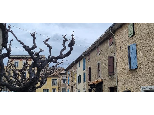 Huis te koop in FABREZAN 11200 Aude Languedoc Roussillon Frankrijk: Dorpshuis met 6 slaapkamers, binnenplaats en een bijgebouw van 2 verdiepingen. Dorpshuis in het hart van de Corbières: doordrenkt van de geschiedenis van de Katharen; een streek van wijn, olijven, ho...