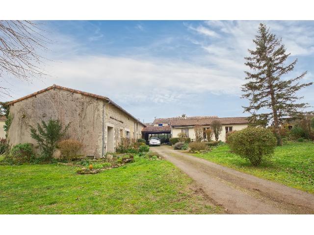Huis te koop in&nbsp;VILLEFAGNAN 16240 Charente Poitou-Charentes Frankrijk: Mooie bungalow met 2 slaapkamers en grote schuur aan de rand van een klein dorp. Deze bungalow met 2 slaapkamers is instapklaar en u kunt er direct van genieten. Het biedt comfortabel wonen op de bega...