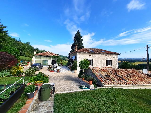 Huis te koop in PENNE-D’AGENAIS 47140 Lot-et-Garonne Aquitaine Frankrijk: Stenen ensemble met prachtig uitzicht nabij een pittoresk middeleeuws dorp. Karakteristiek pand met prachtig uitzicht over de Lot-vallei. Het bestaat uit een stenen huis met op de begane grond een gro...