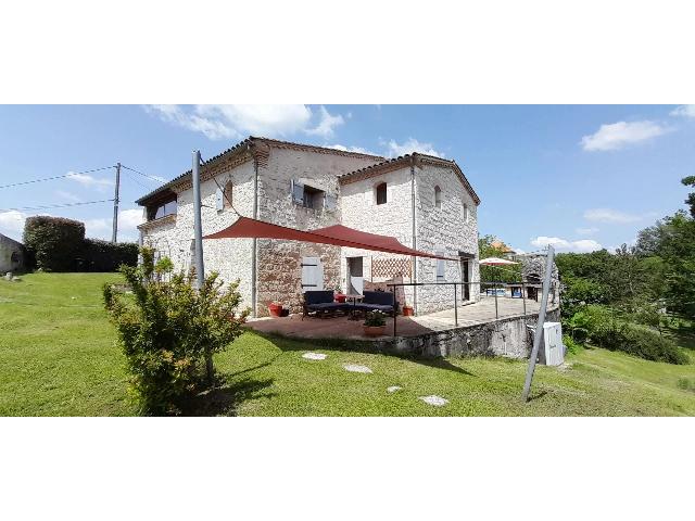 House for sale BEAUVILLE 47470 Lot-et-Garonne Aquitaine France: Lovely stone house. Situated in a small, peaceful hamlet on the edge of a forest, this typical Lot et Garonne house in Quercy stone, just 20 km from Agen, with many assets. Very well equipped, this 22...